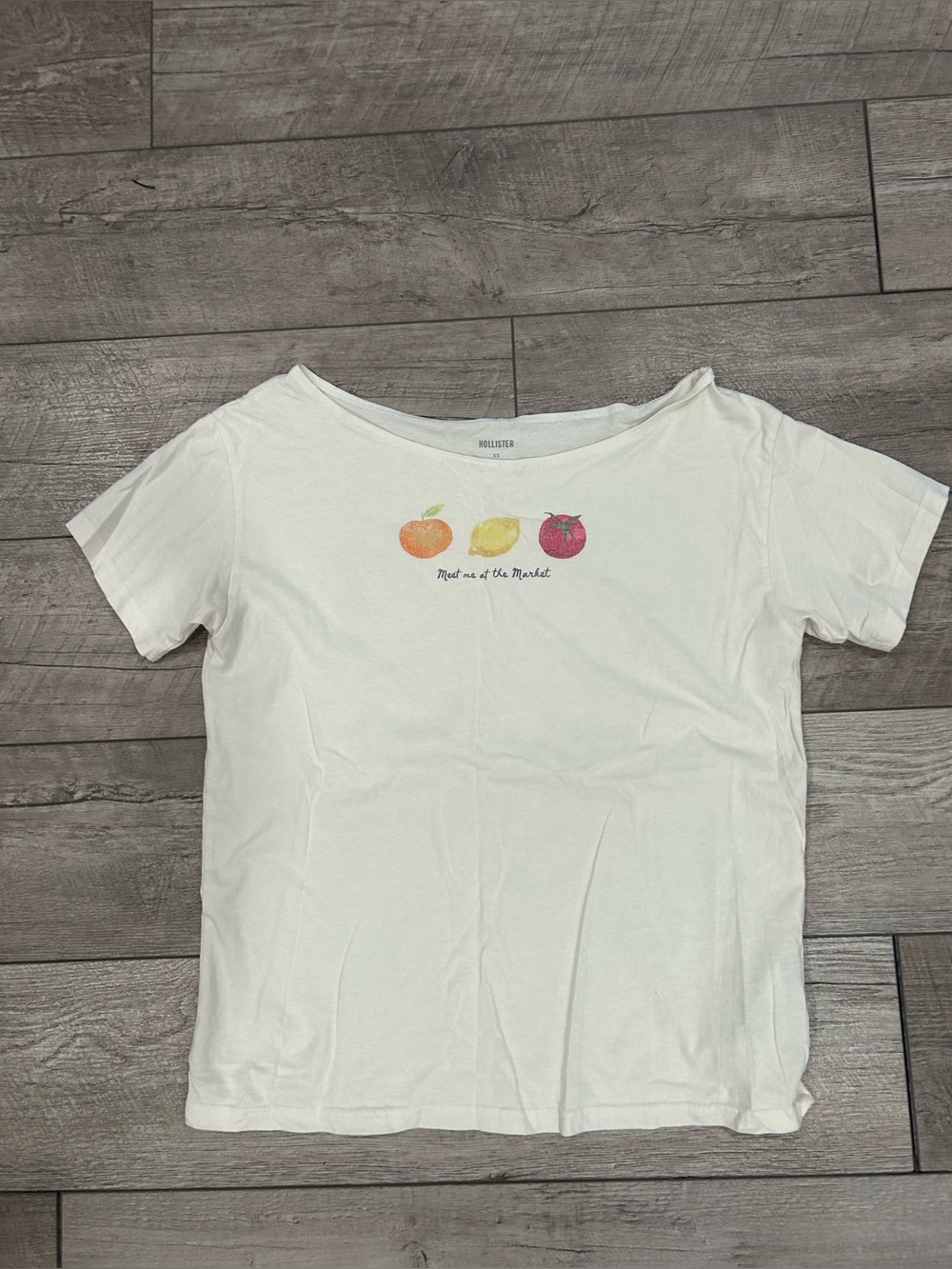 Hollister Cream Fruit On/Off Shoulder Graphic Tee